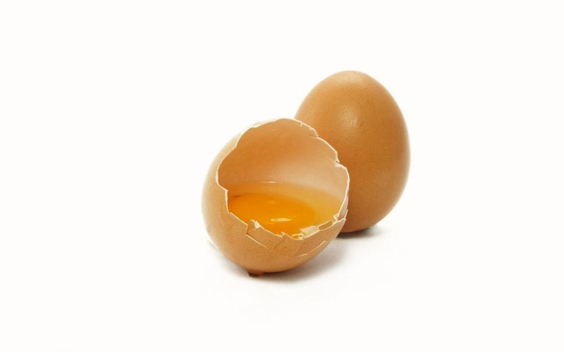 Uova fresche da fattoria in una confezione di carta con il logo di Sweetglobal
